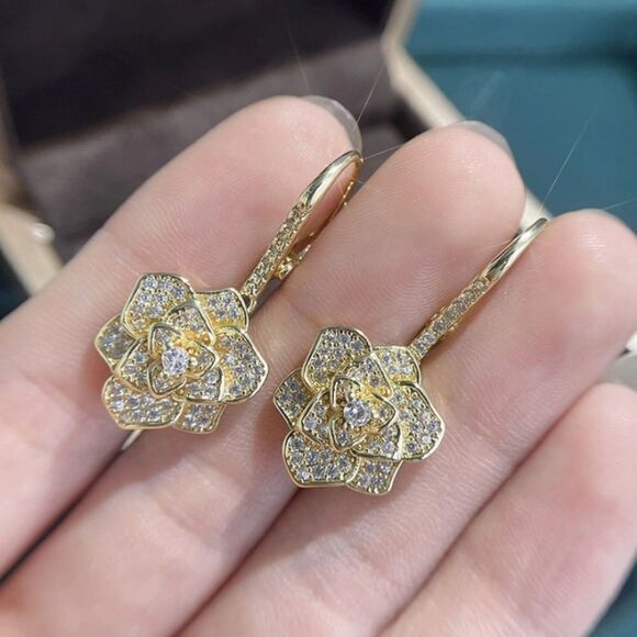 🔅🆕🔅 Elegant Vintage Inspired ✨14K GOLD✨ Plated Rose Flower Hook Earrings ✨ - Picture 8 of 14